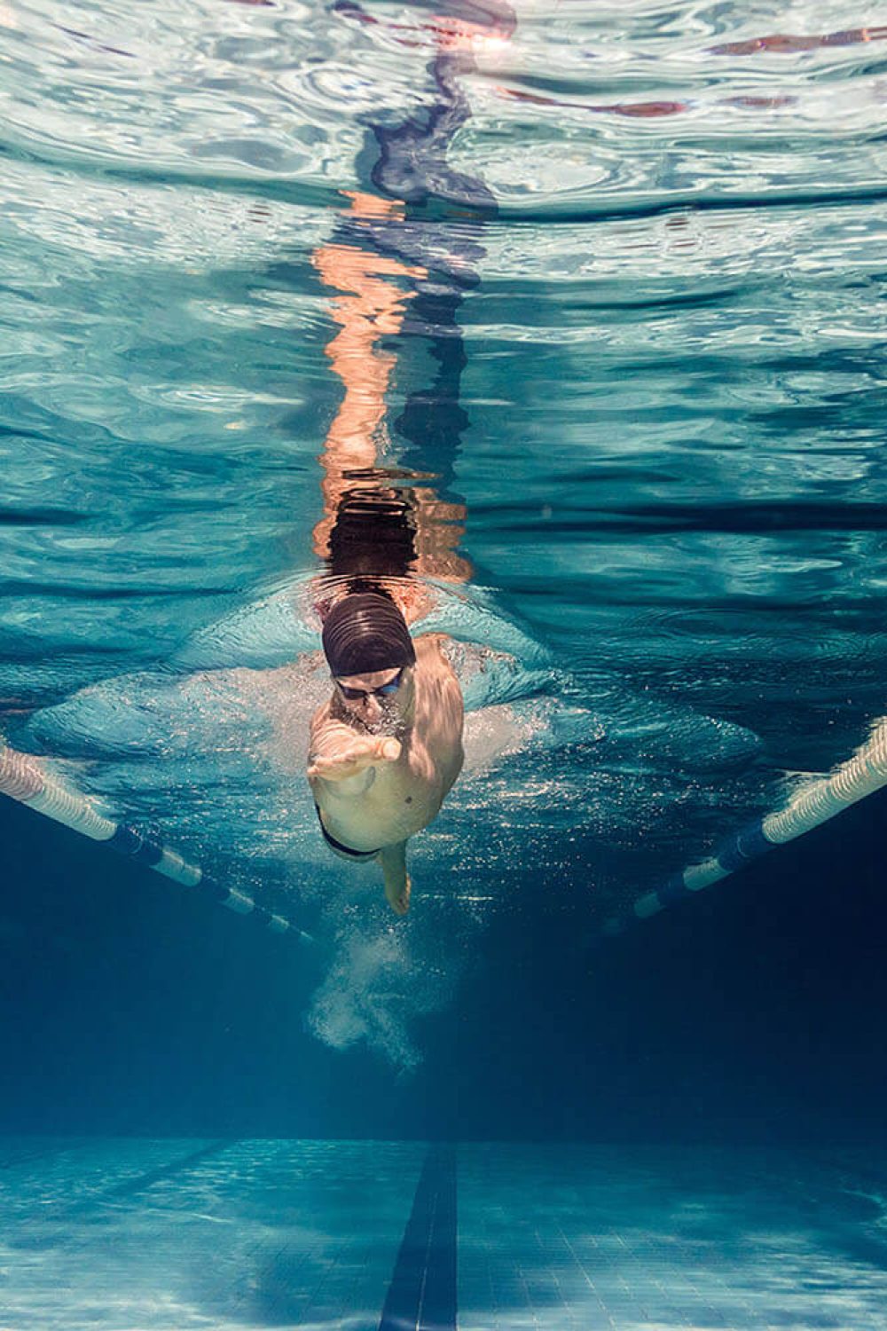 underwater-picture-of-young-swimmer-in-cap-and-gog-BNWUZ9V.jpg